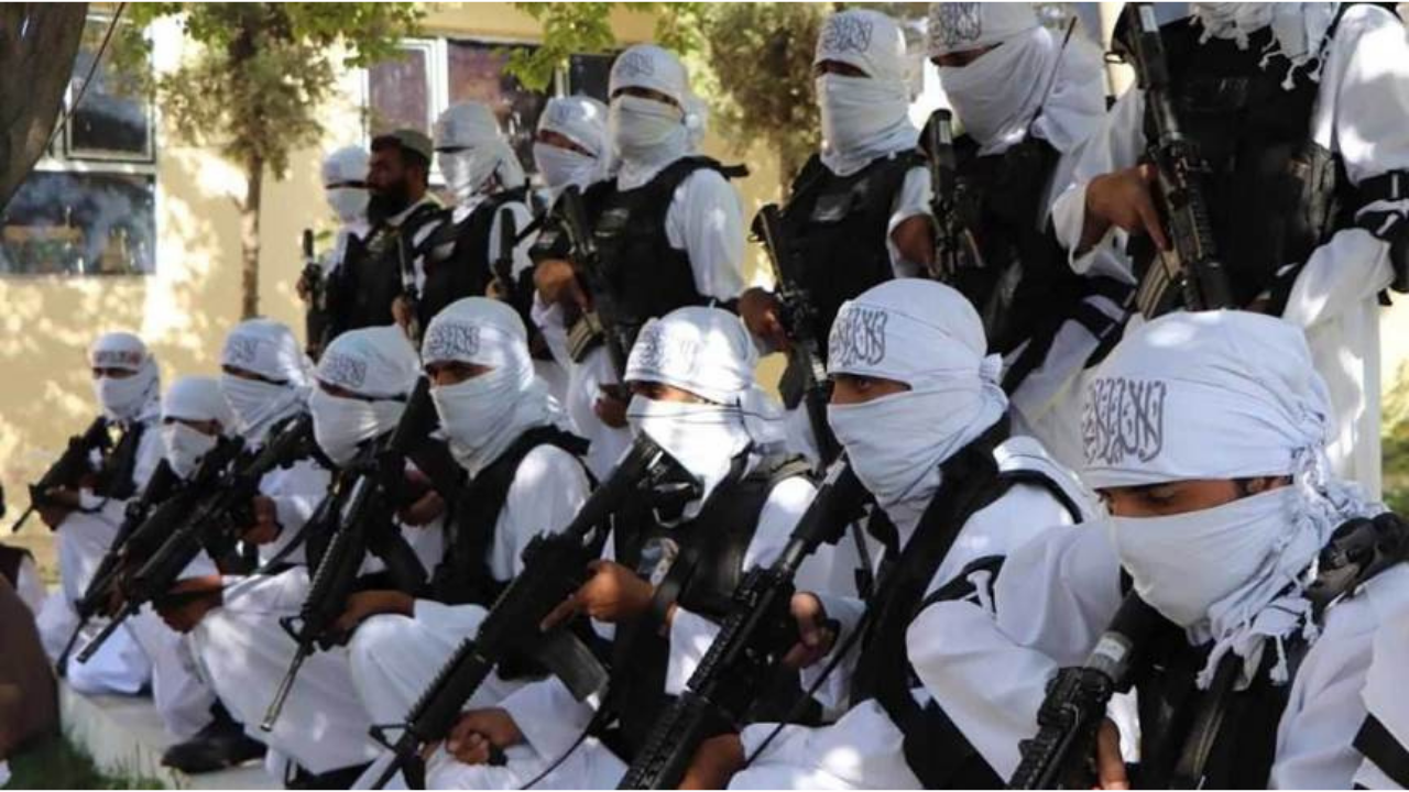 Talibã exibe armas dos EUA em desfile no dia da Independência
