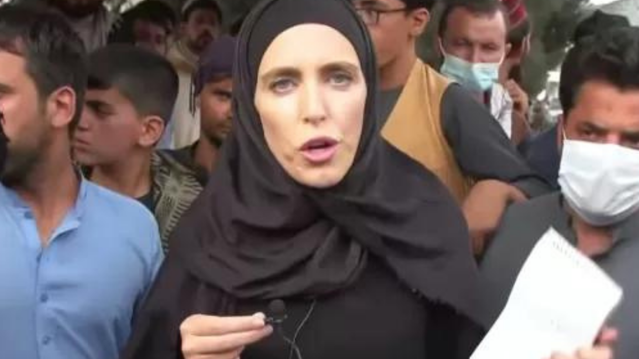 Jornalista americana deixa o Afeganistão em avião com refugiados