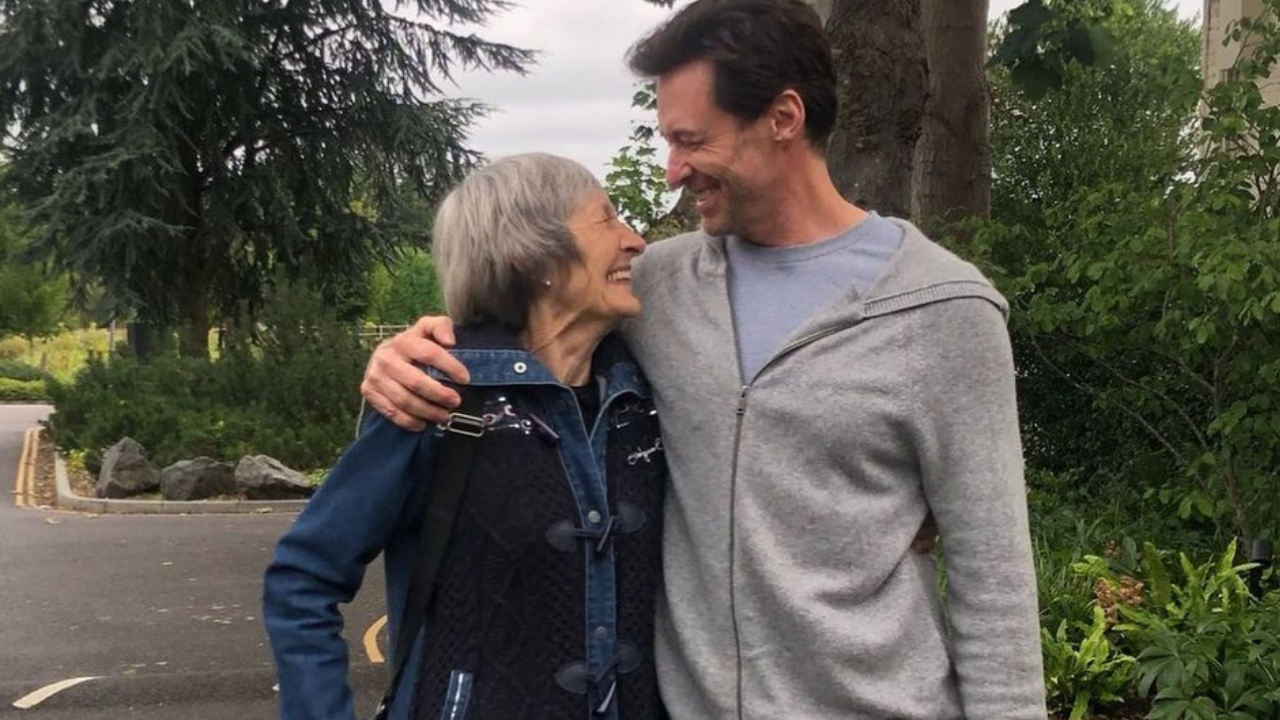 Hugh Jackman posta foto abraçado com a mãe, que o abandonou ainda na infância