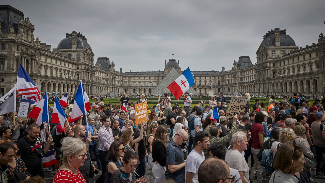 Manifestantes protestam contra restrições a não vacinados na França