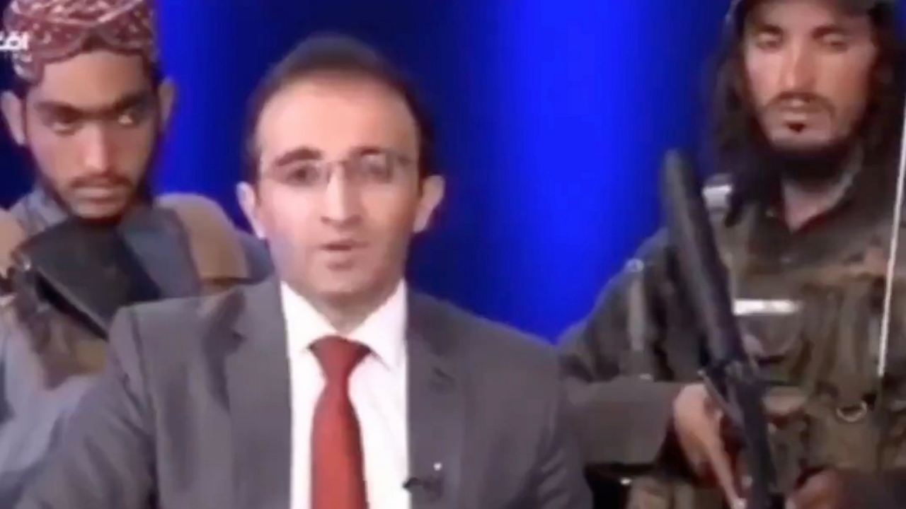 Vídeo: Ancora afegão apresenta jornal cercado por membros do talibã armados