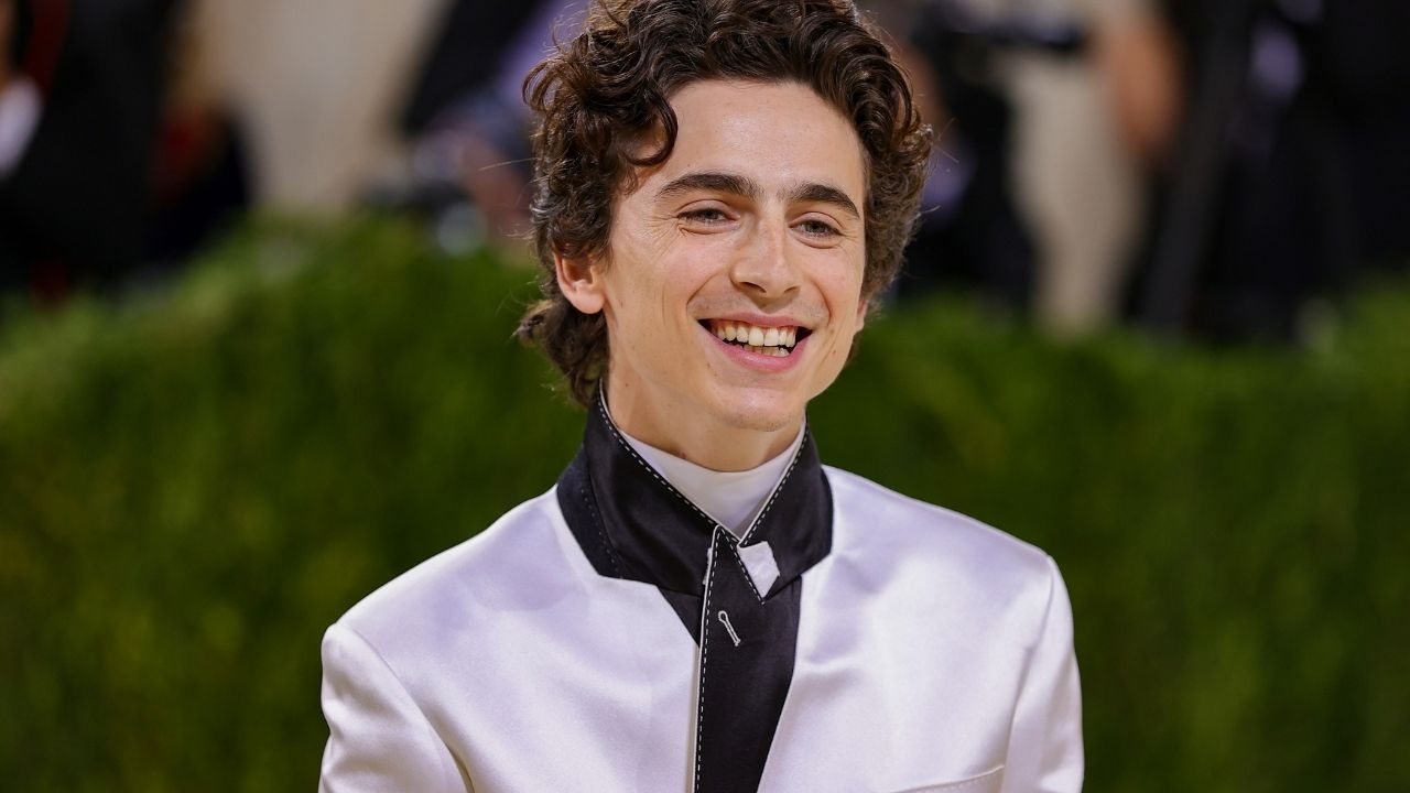 Timothée Chalamet divulga foto em que aparece como Willy Wonka