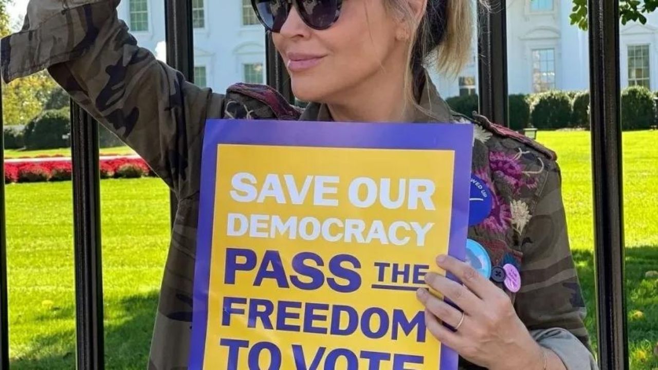 Alyssa Milano, atriz de “Charmed”, é presa após protesto em frente à Casa Branca