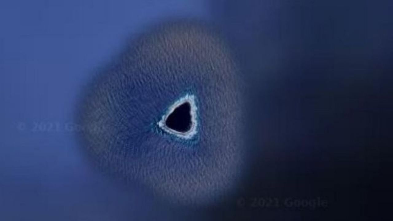 A ilha alvo de teorias e confundida com um ‘buraco’ no meio do Oceano Pacífico