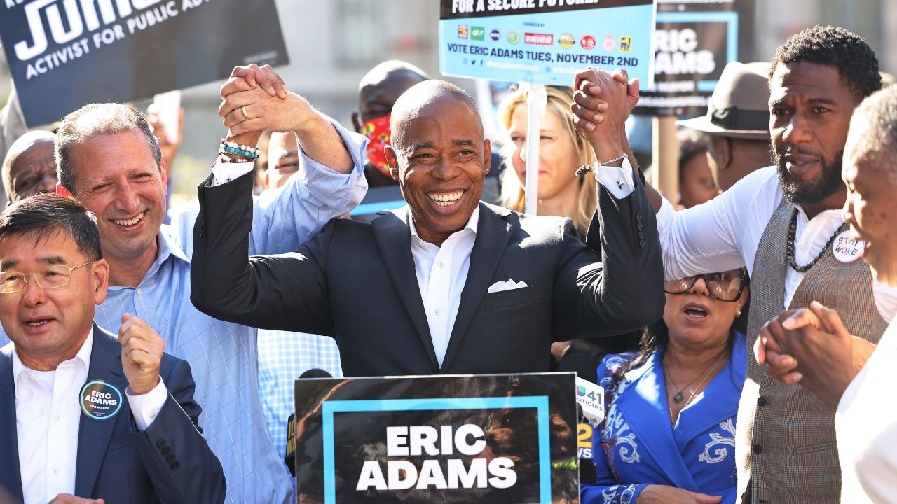 Ex-policial negro Eric Adams vence eleição para prefeito em Nova York