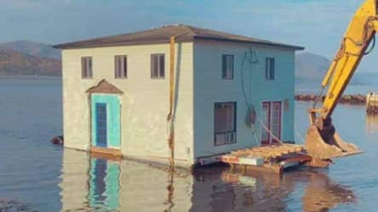 Casal quase perdeu casa ao transportá-la por meio de um lago