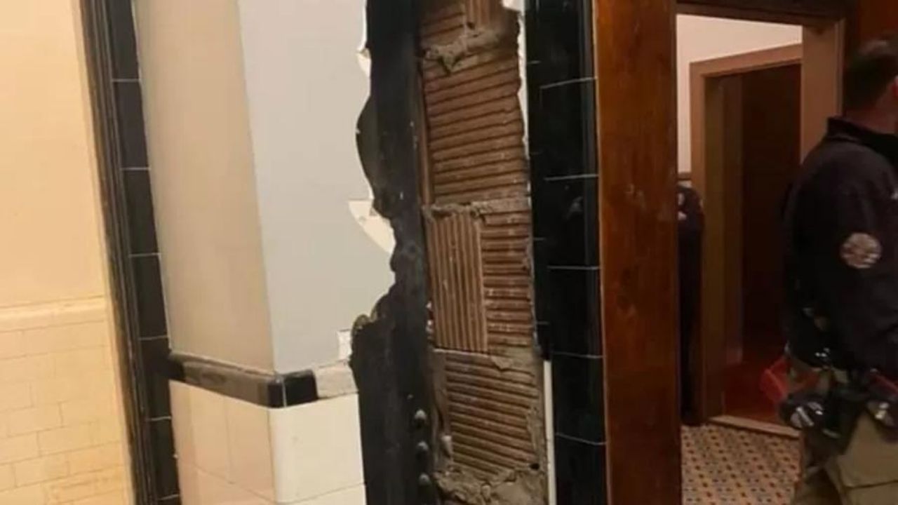 Resgatado após dois dias: Homem nu é encontrado dentro de parede de teatro