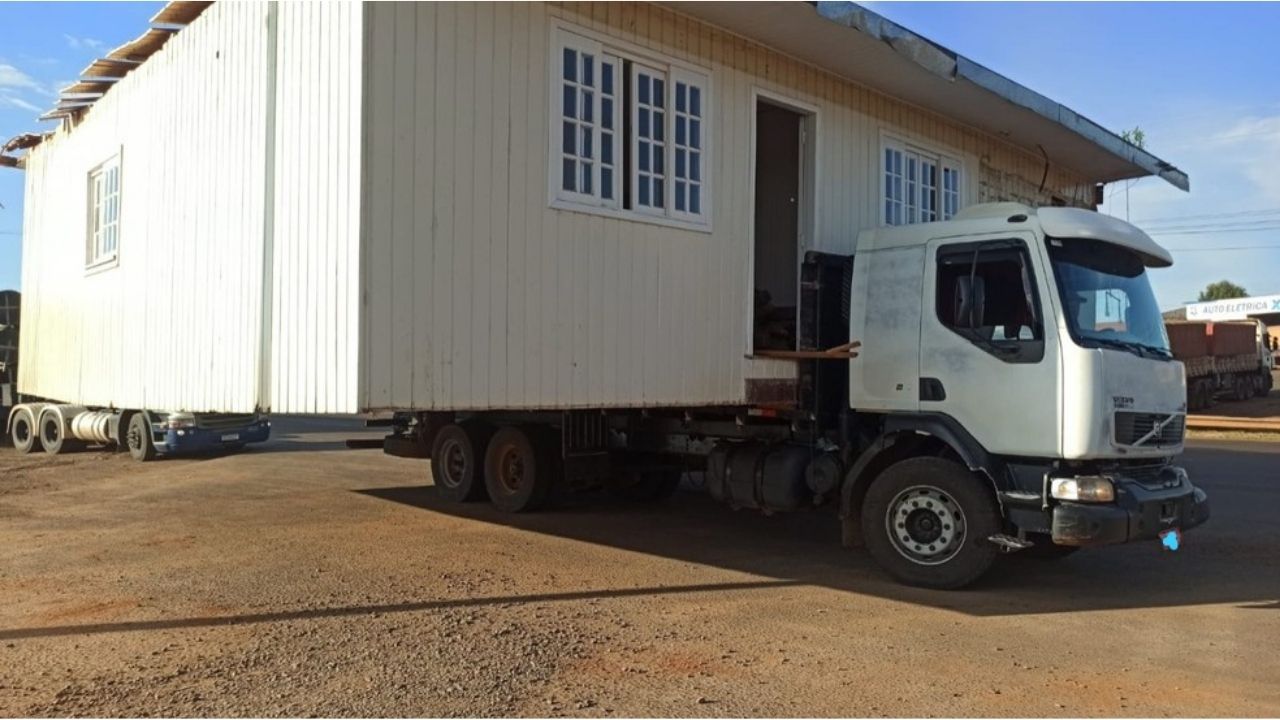Casa é transportada por caminhão em rodovia, em Santa Catarina