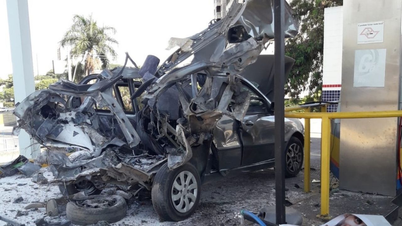“Gambiarra” provoca explosão de carro em posto de combustível