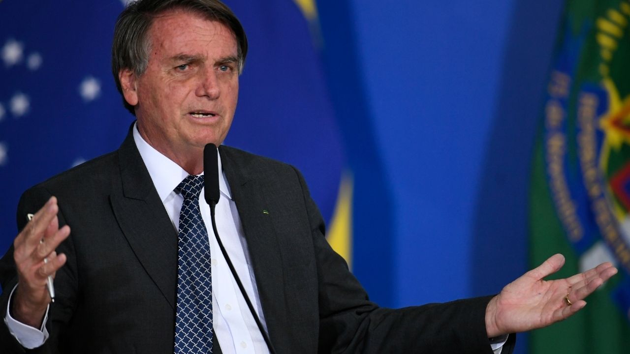 Bolsonaro alfineta linguagem neutra: ‘Vai estragando a garotada’