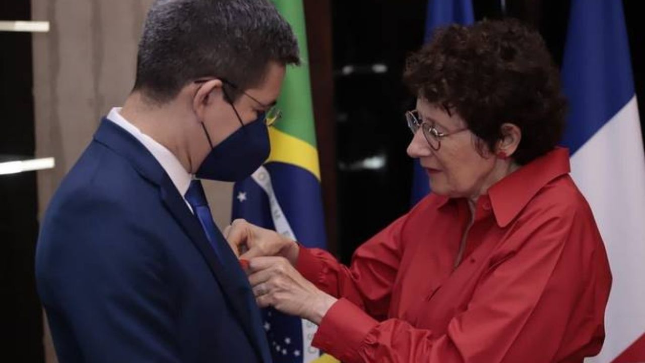 Senador Randolfe Rodrigues é condecorado pela França
