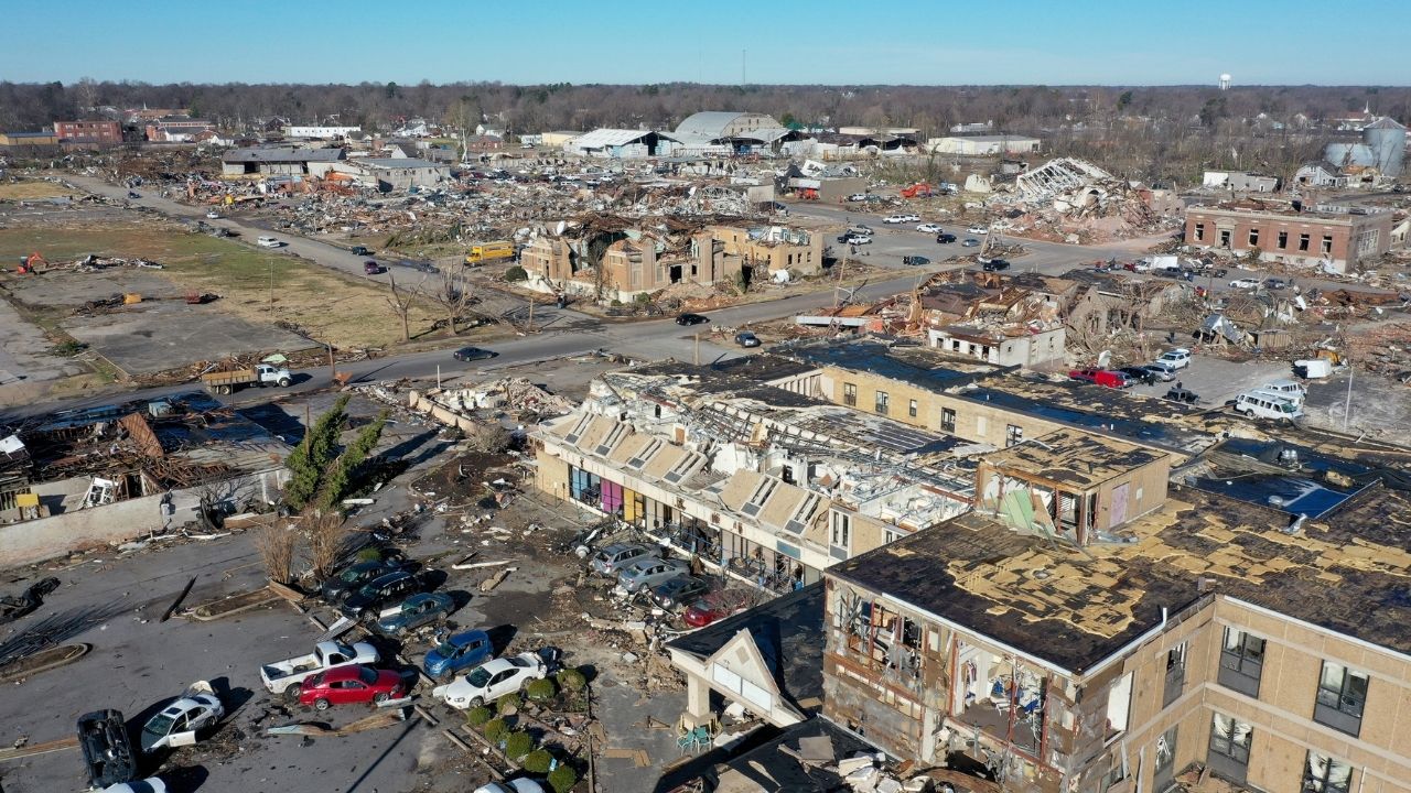 Cidades do Kentucky desapareceram após tornados, afirma governador