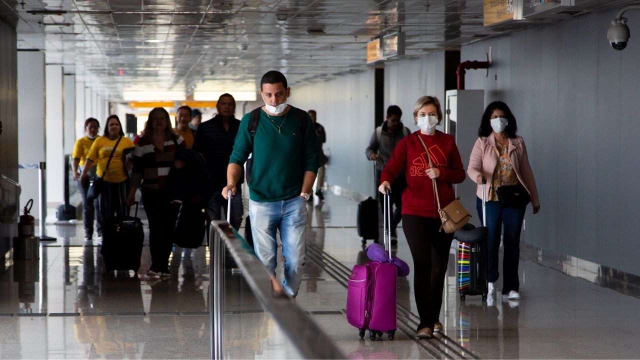 Comprovante de vacinação é exigido aleatoriamente em aeroporto