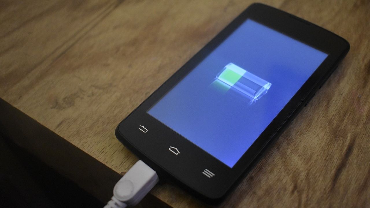 Jovem morre devido a choque elétrico ao usar celular na tomada