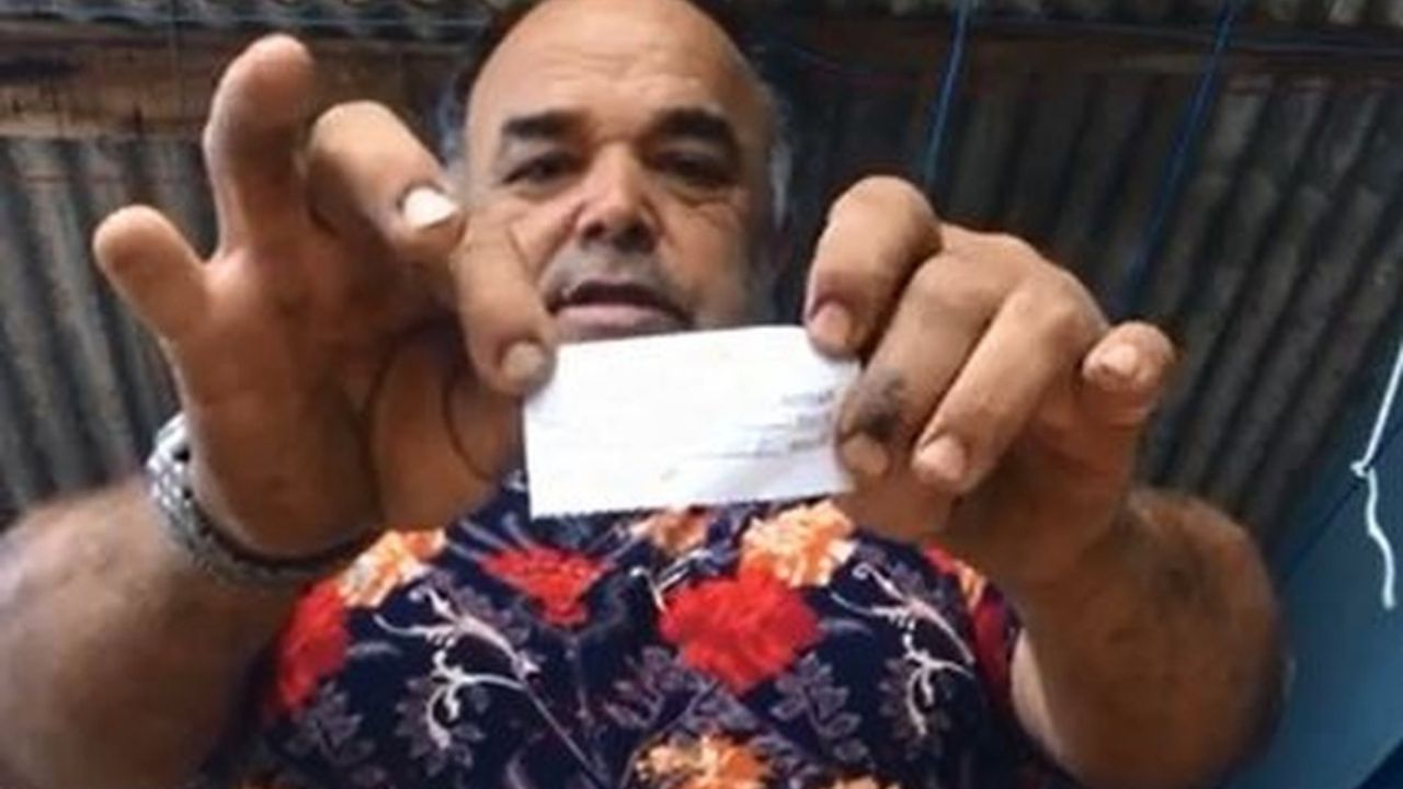 Homem rifa carro para pagar tratamento da esposa e ganhador devolve prêmio