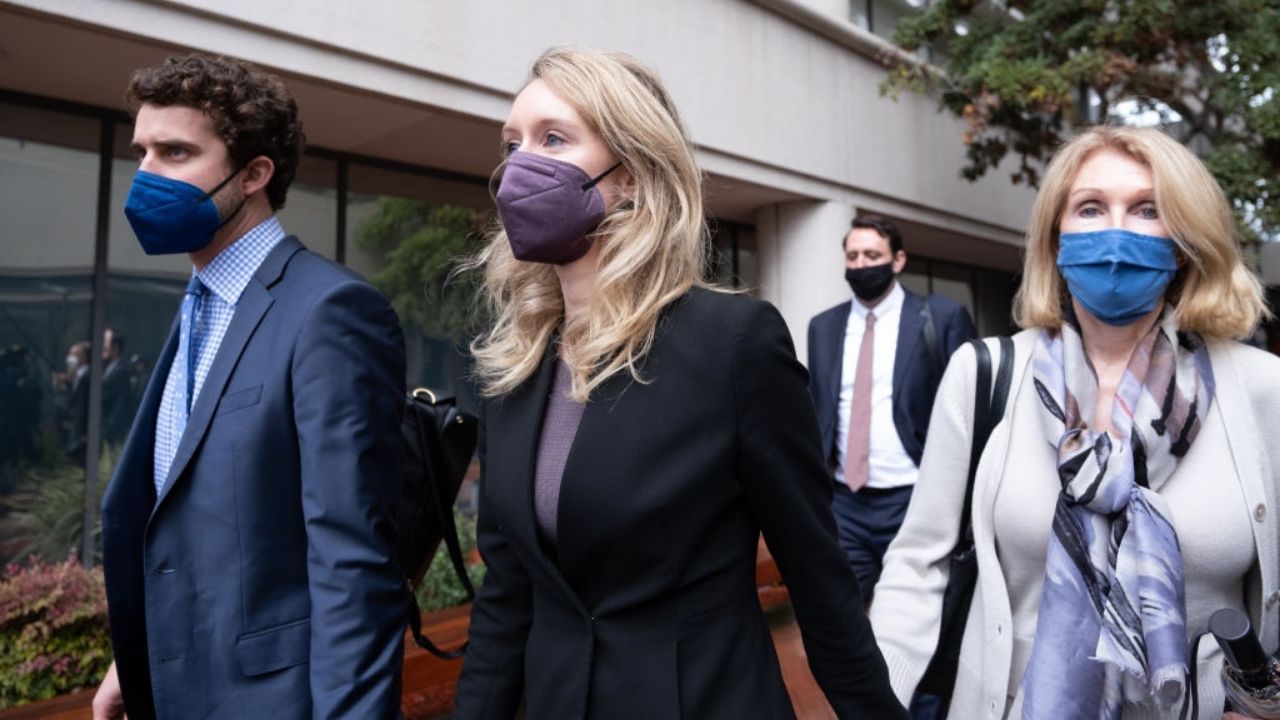 Elizabeth Holmes é considerada culpada por fraude