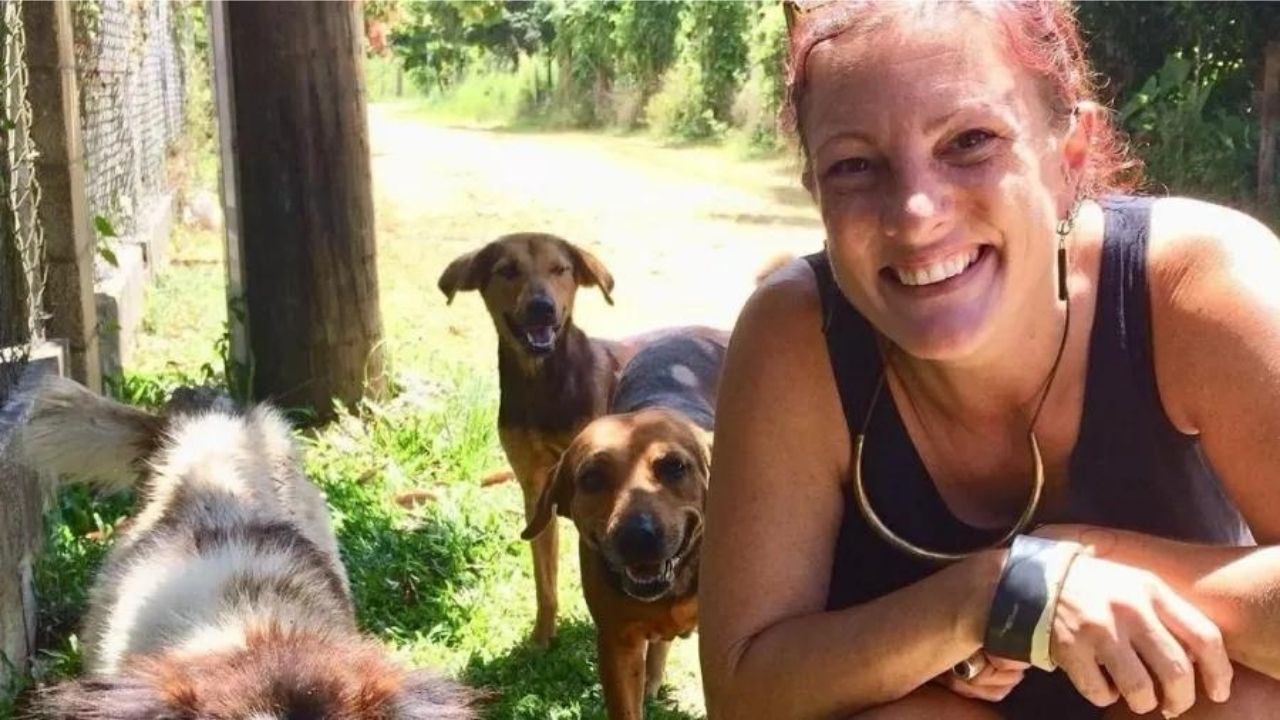 Mulher morre ao tentar salvar cães de tsunami
