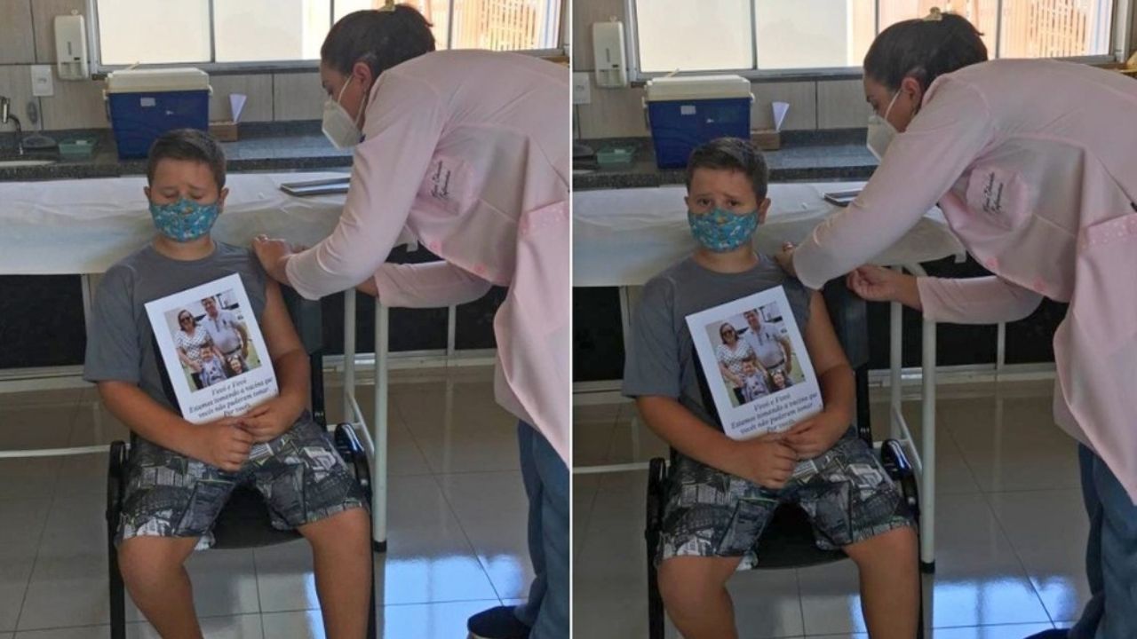 Ao se vacinar, menino homenageia avós vítimas da Covid-19