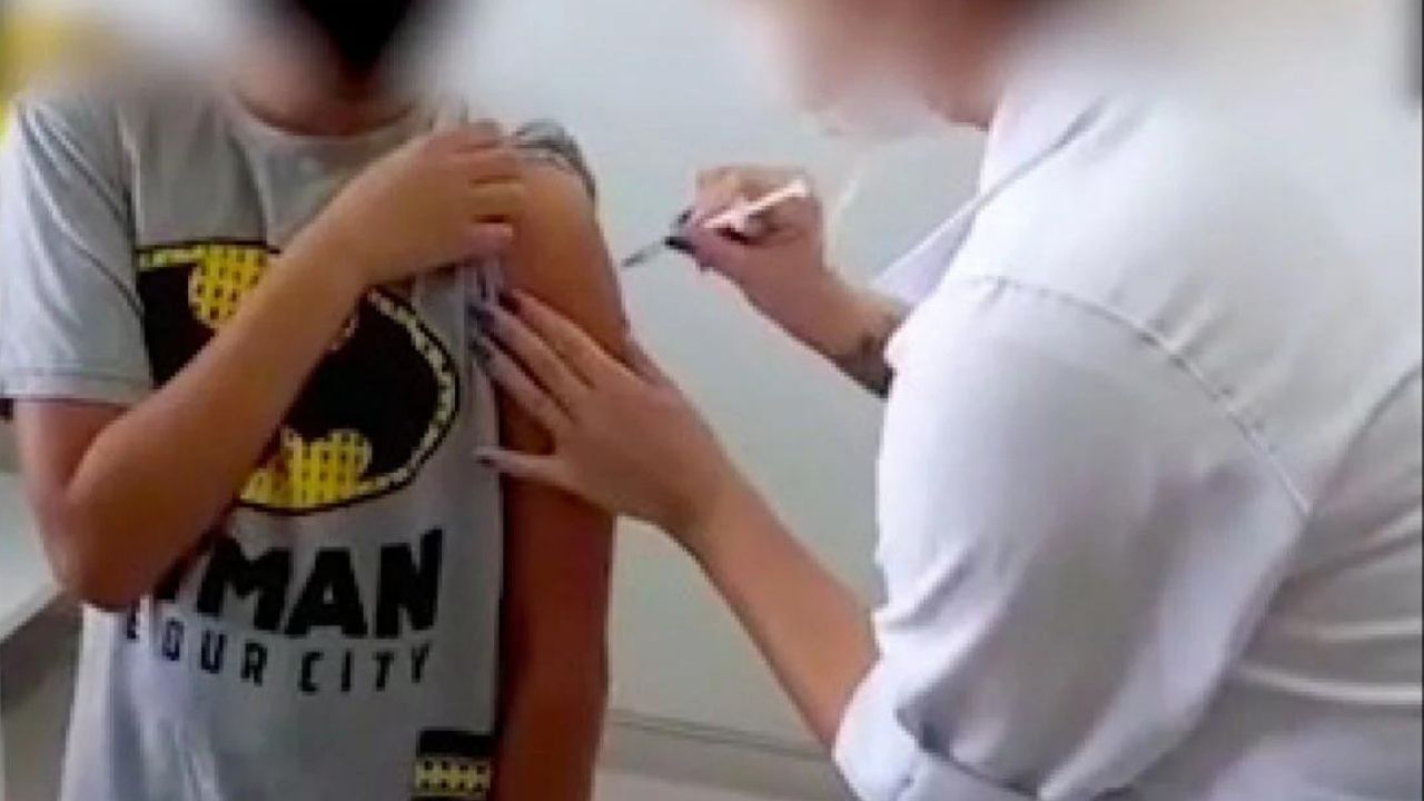 Mãe flagra enfermeira fingindo aplicar vacina em criança