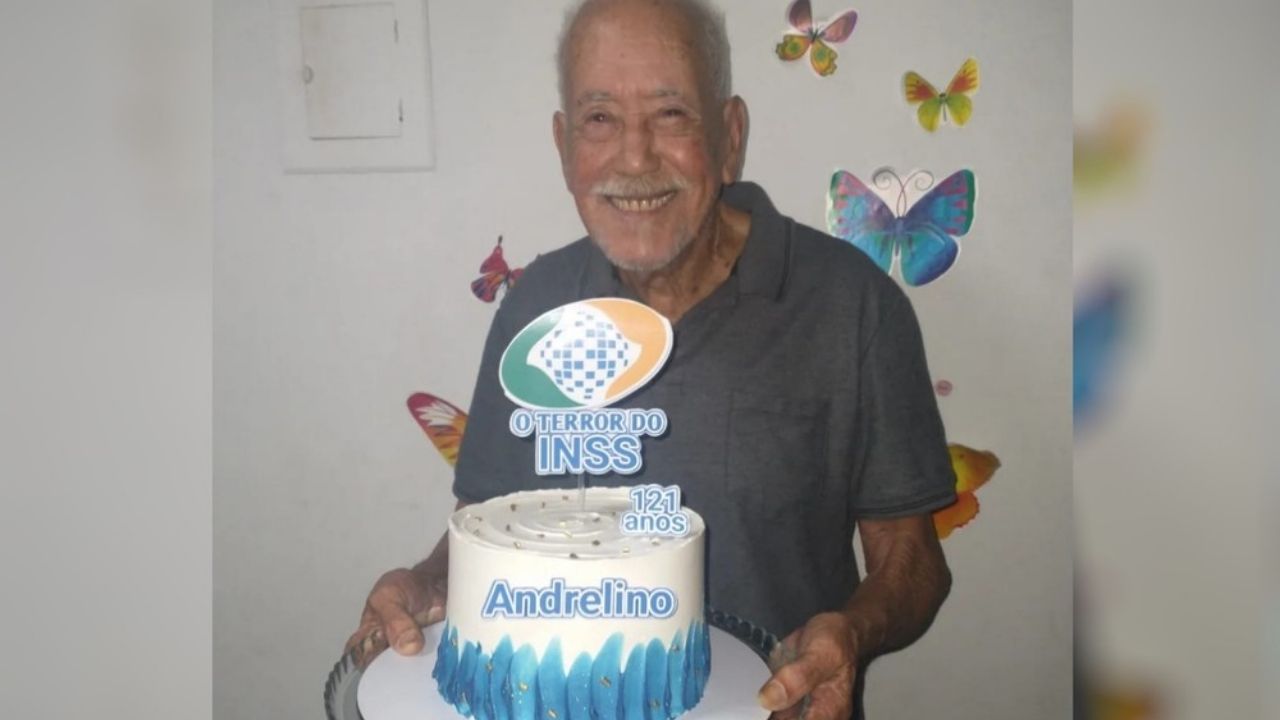 Idoso comemora 121 anos com bolo temático: “O terror do INSS”