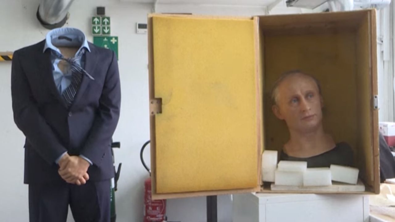 Estátua de Putin é retirada do Museu de Cera de Paris