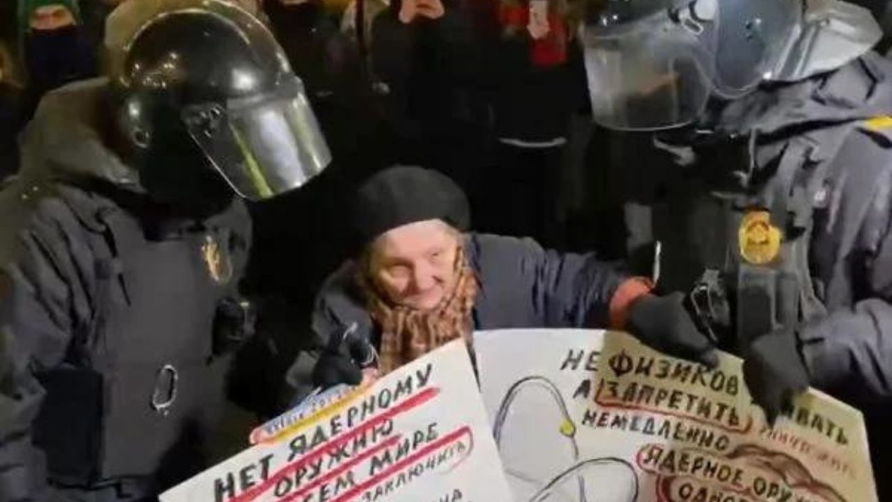Sobrevivente da 2ª Guerra é detida por protestar contra ataques russos