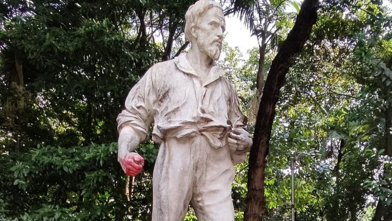 Estátua de bandeirante com a mão pintada de vermelho gera debate entre internautas