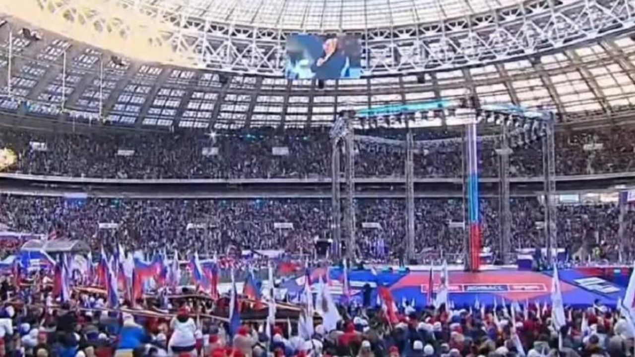 “Nunca tivemos tanta força”, diz Putin em estádio lotado