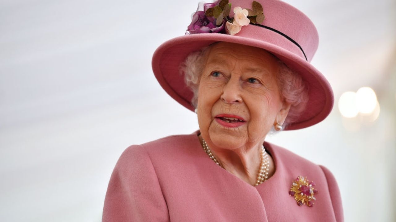 Rainha Elizabeth estaria usando cadeira de rodas, segundo ator