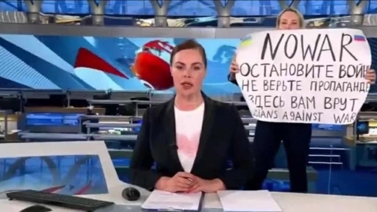 Jornal alemão contrata repórter russa que protestou ao vivo