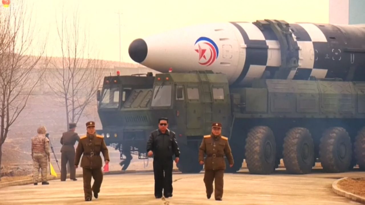 Kim Jong-un surge como ‘astro de cinema’ em vídeo de lançamento de míssil