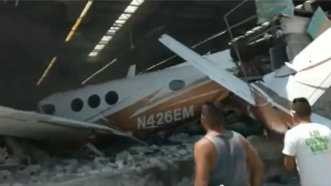 Três pessoas morrem após avião cair em supermercado, no México