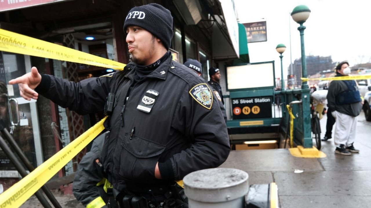 Vídeo mostra pessoas sendo resgatadas após ataque em metrô de NY