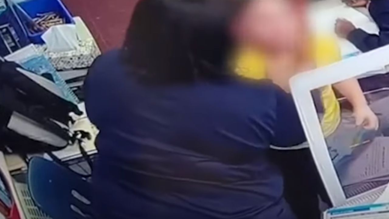 Professora salva criança que se engasgou com tampinha de garrafa