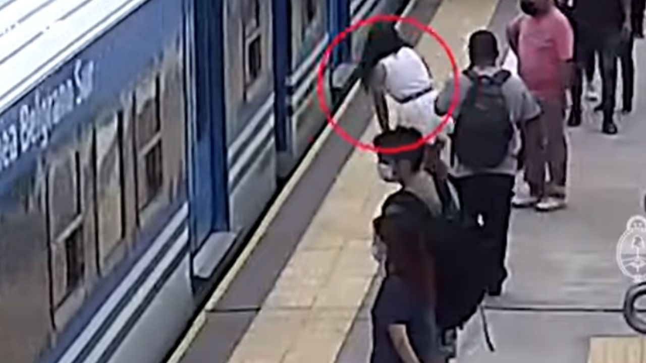 Mulher sobrevive após cair entre metrô e plataforma, na Argentina