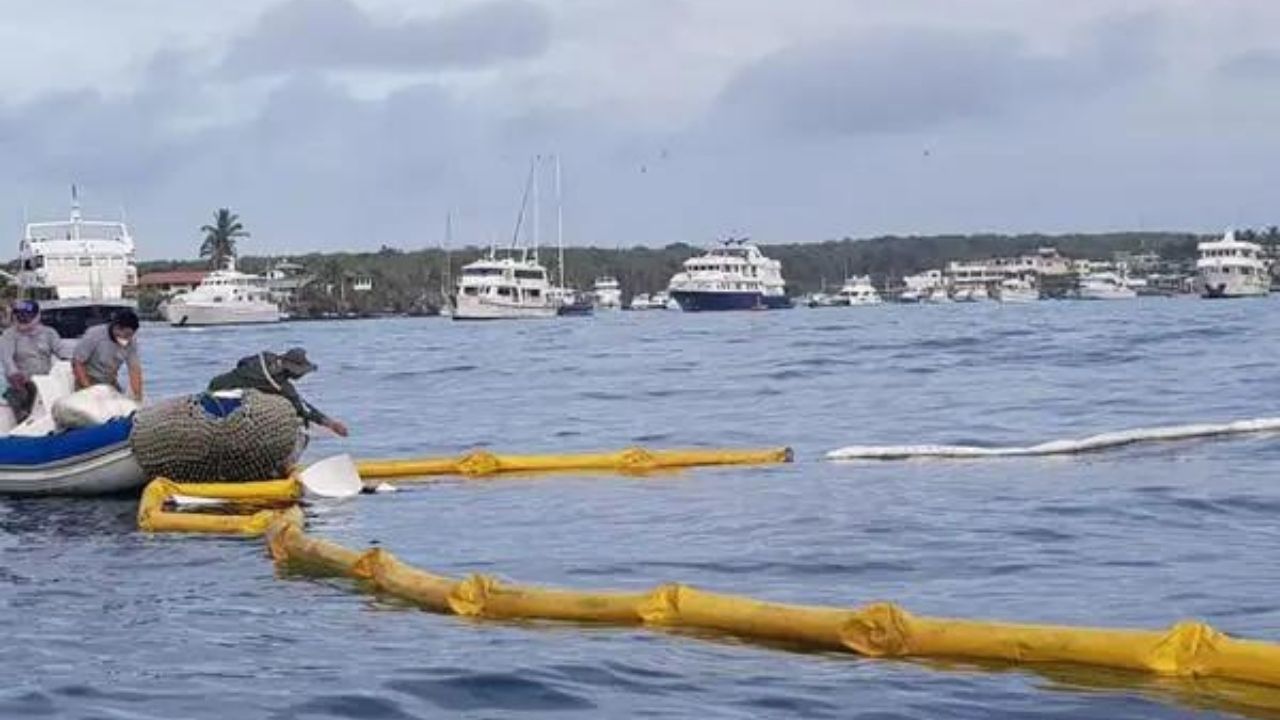 Galápagos: mancha de diesel deixada por barco que naufragou é superficial