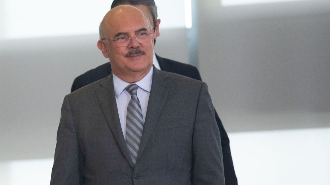 Arma de Milton Ribeiro dispara acidentalmente e estilhaços atingem funcionária