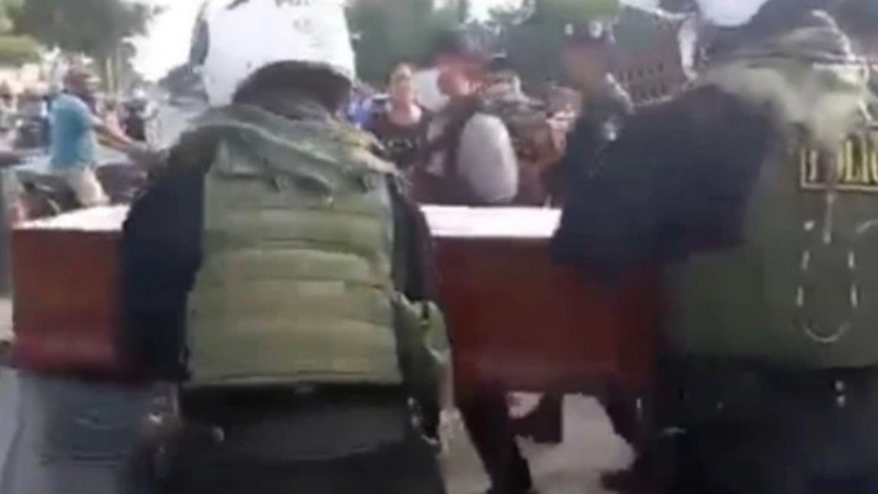 Mulher dada como morta acorda e bate em seu caixão durante velório