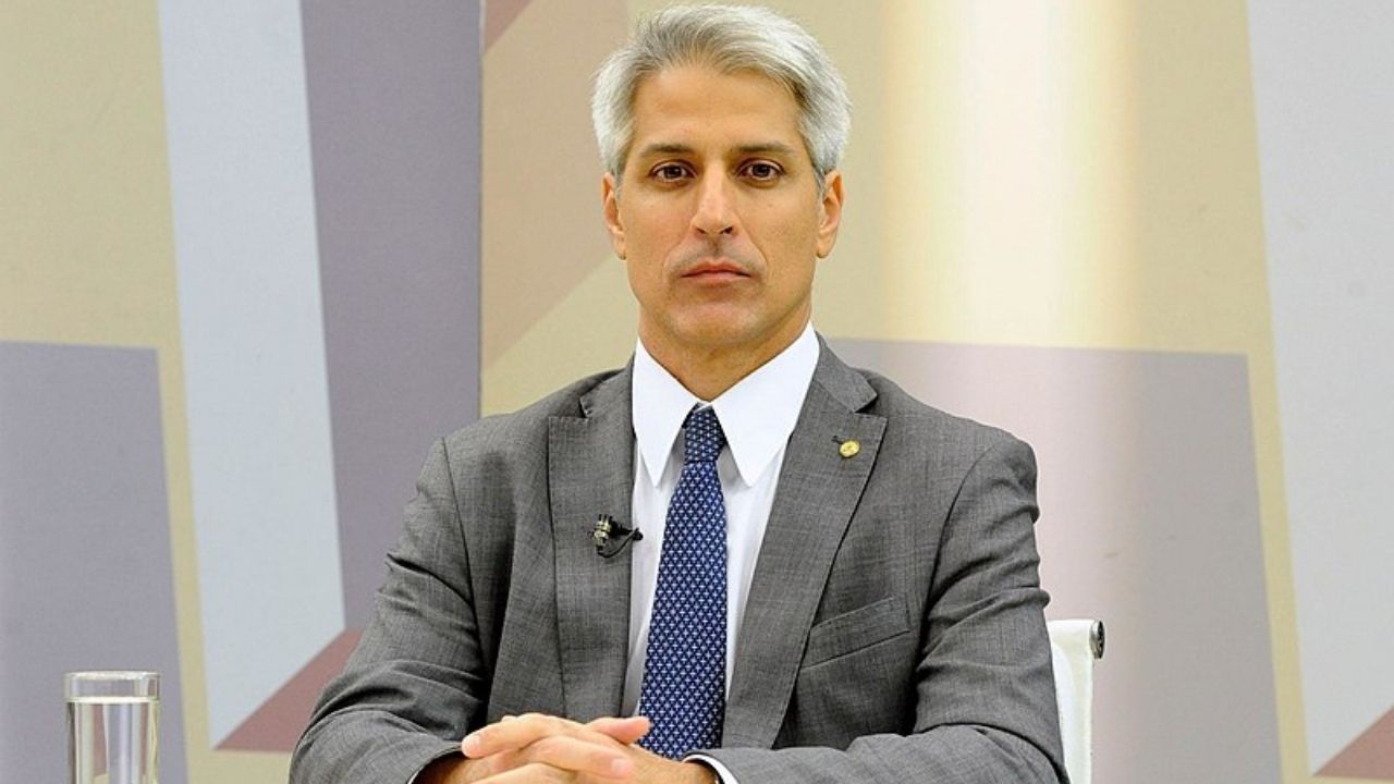 Deputado Alessandro Molon exige respostas sobre crime contra ianomâmis