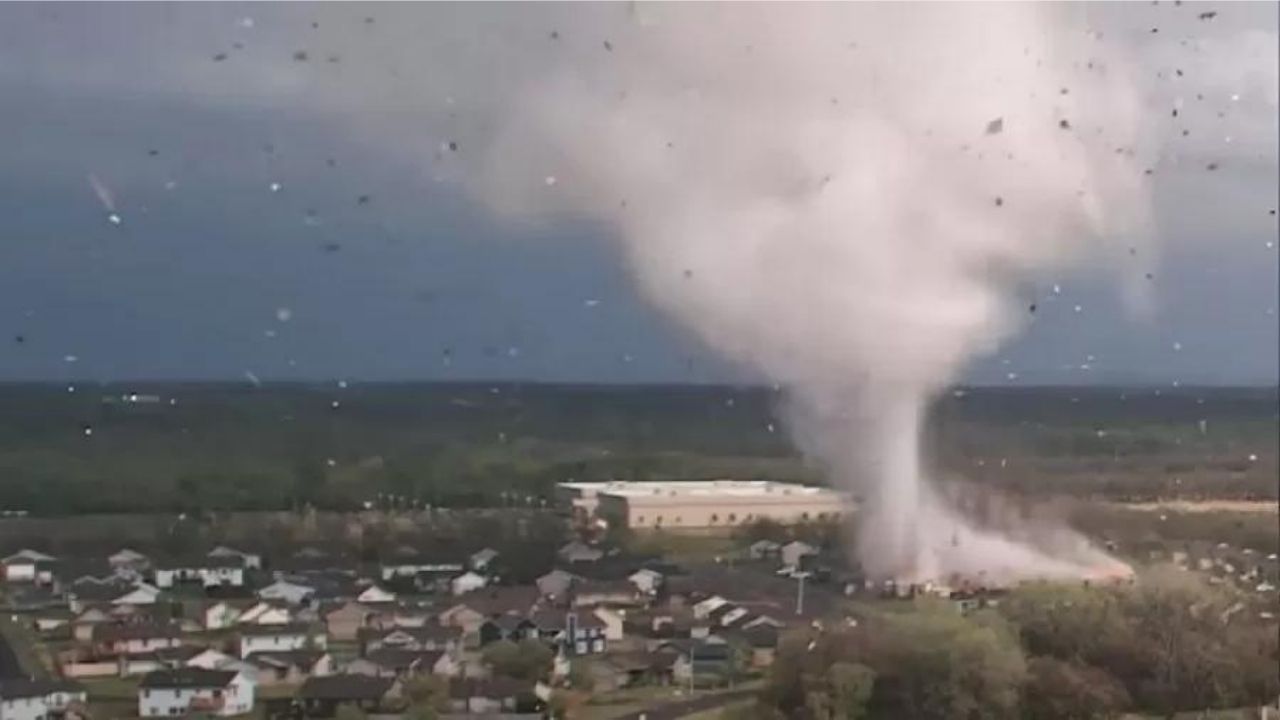 Tornado deixa rastro de destruição de 20 km no estado do Kansas