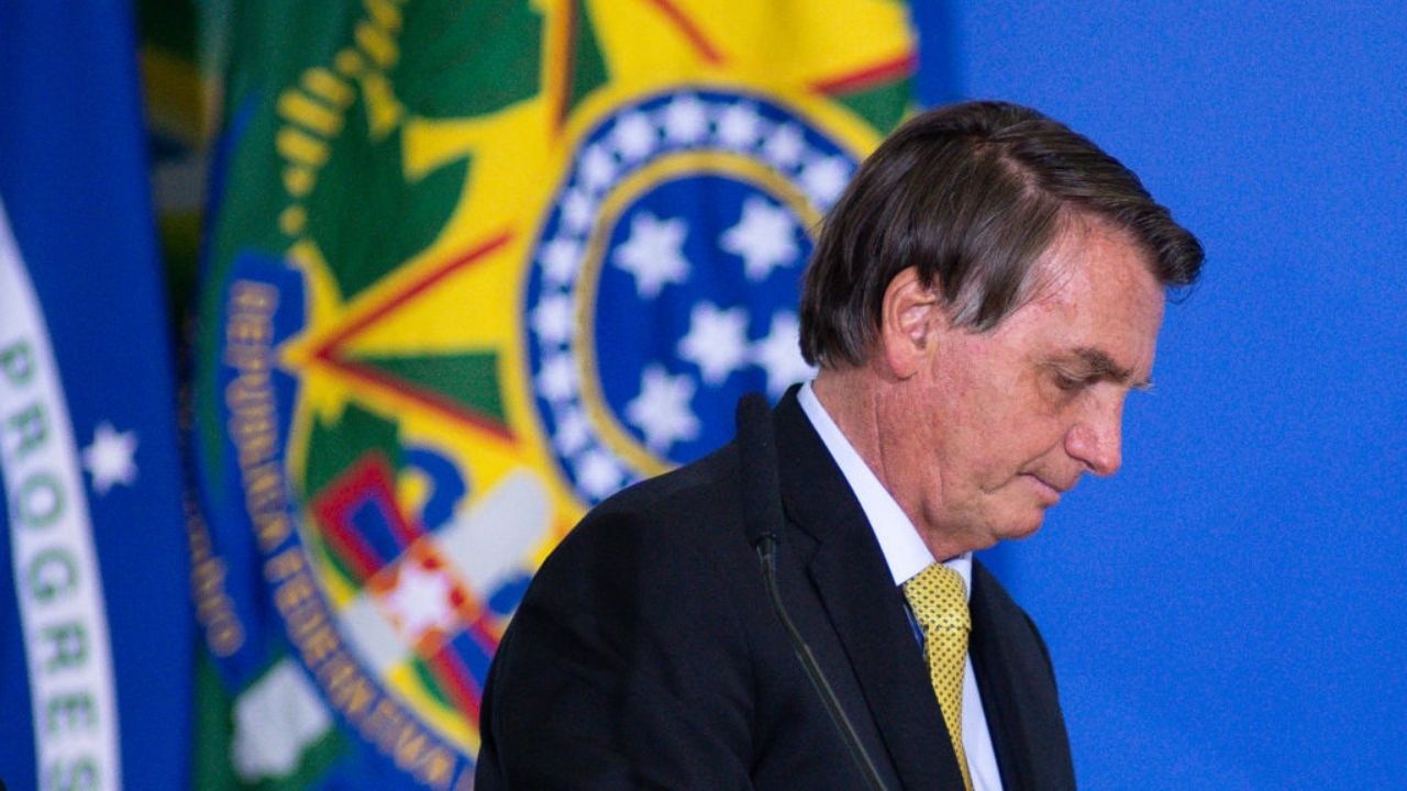 Durante fala a apoiadores, Bolsonaro associa democracia ao armamento
