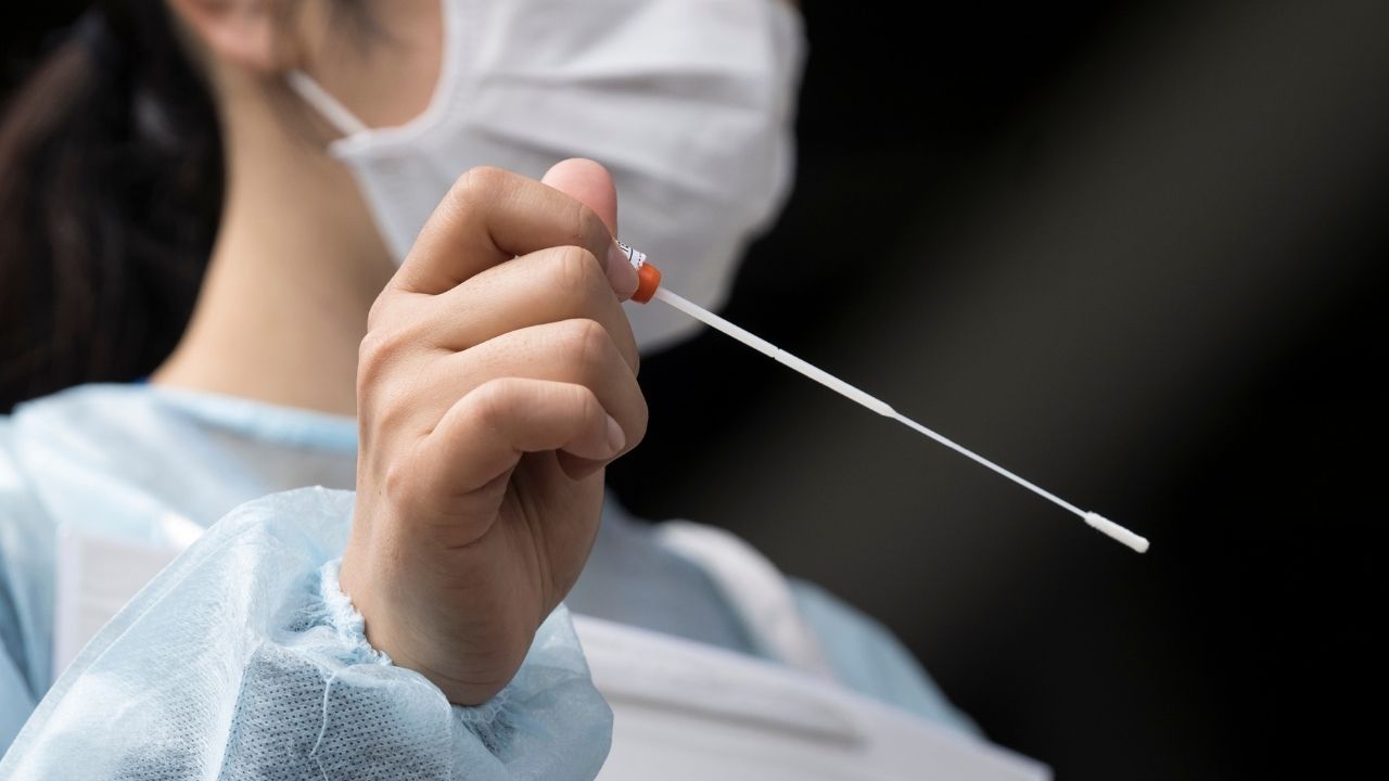 Mulher passa por cirurgia após engolir cotonete de teste de Covid-19