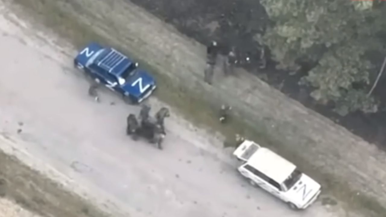 Em vídeo, soldados russos correm desesperados após drone jogar bomba