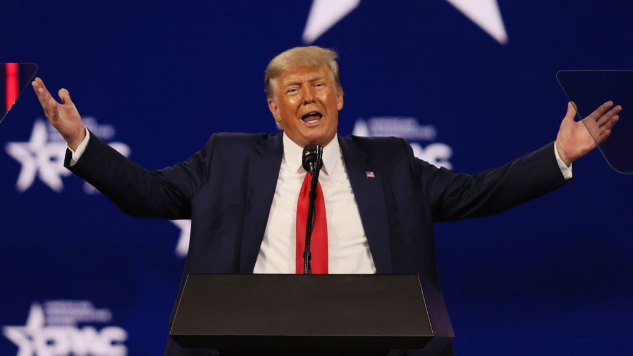Três dias após massacre, Trump defende armamento da população