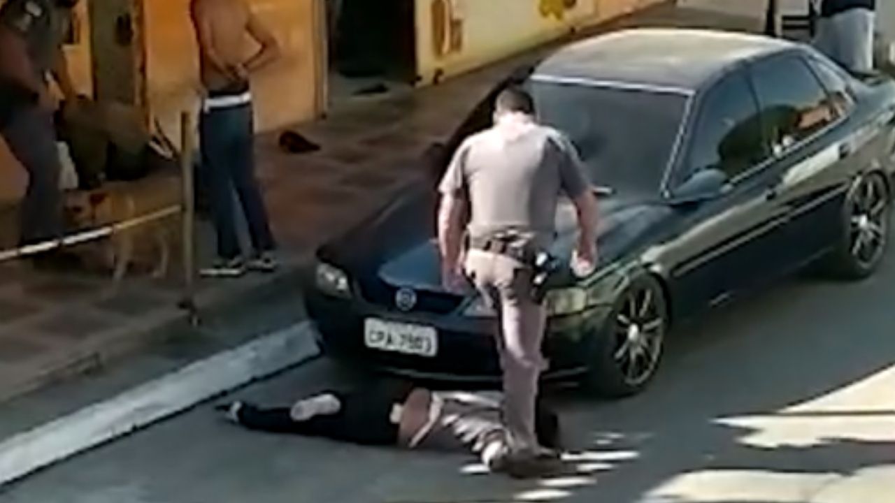 Policial que pisou no pescoço de mulher negra será julgado em julho