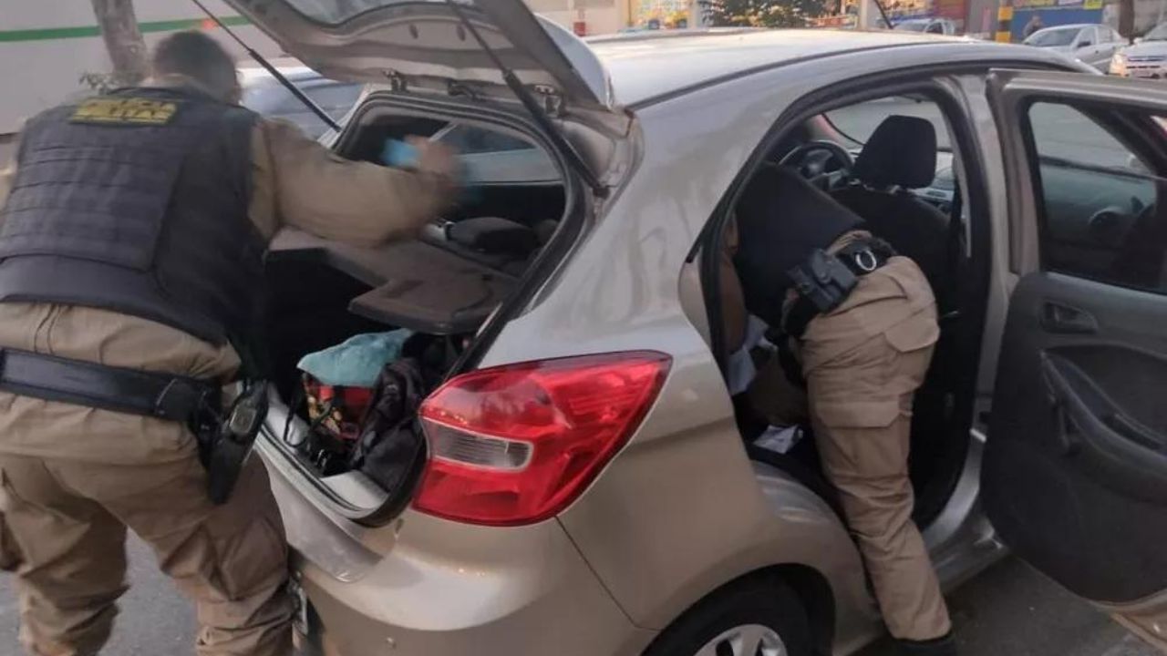 Em Minas Gerais, mulher dá à luz em carro de aplicativo com a ajuda de policiais