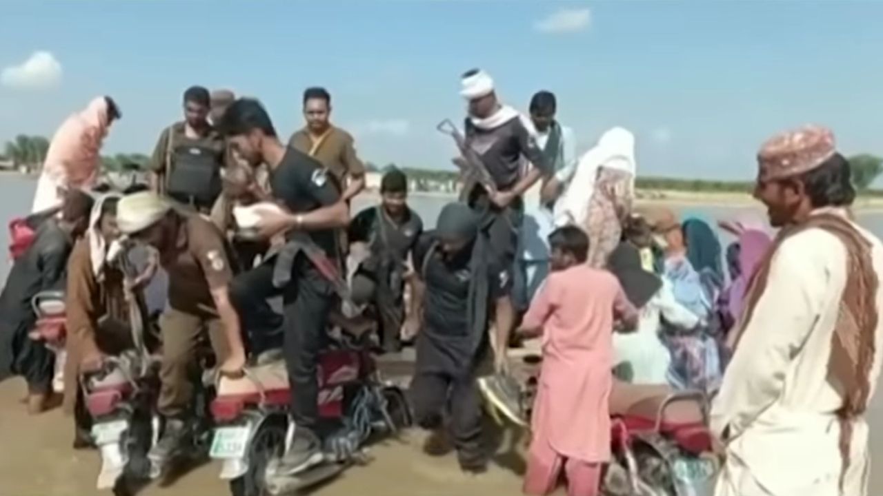 Barco superlotado que seguia para casamento naufraga no Paquistão