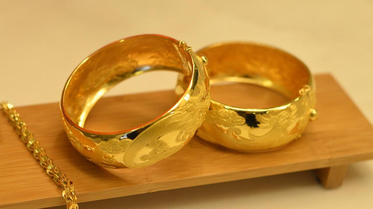 Suspeito de aplicar golpes, indiano é preso após se casar com 13 mulheres