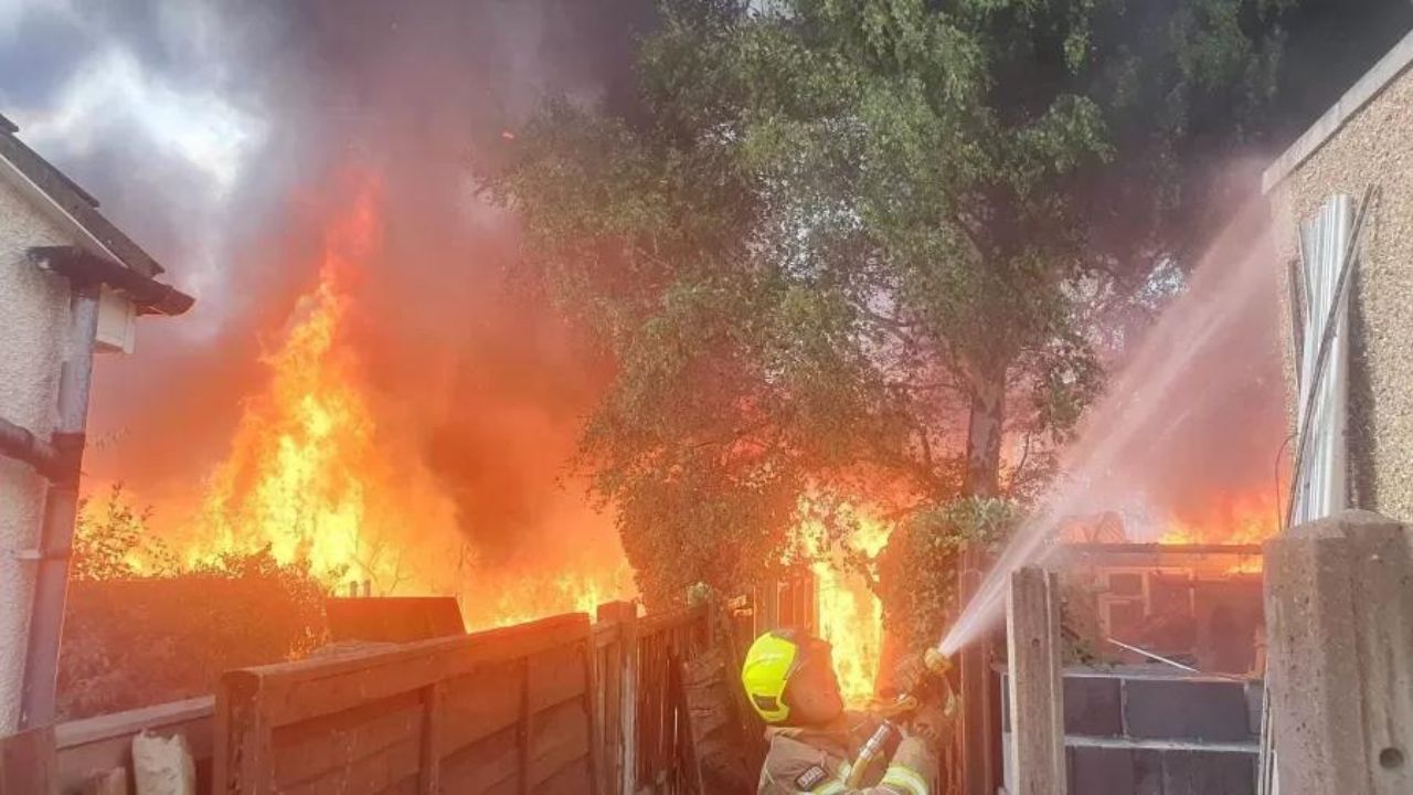 Cerca de 60 pessoas deixam suas casas após incêndio na Inglaterra