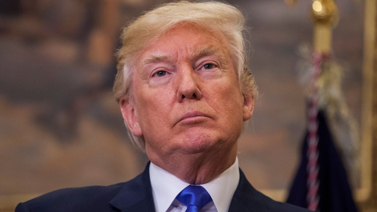Ex-presidente Trump jogava documentos em vaso sanitário, diz site